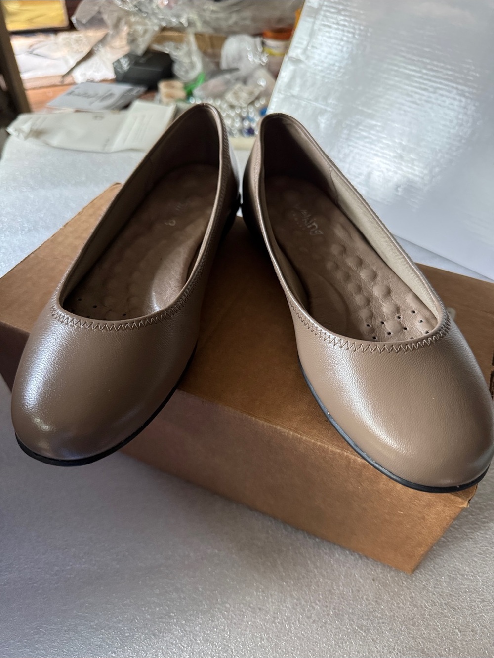 New Walking Cradles Women's Slip-On Flats in Taupe Brown Size 6W Never worn